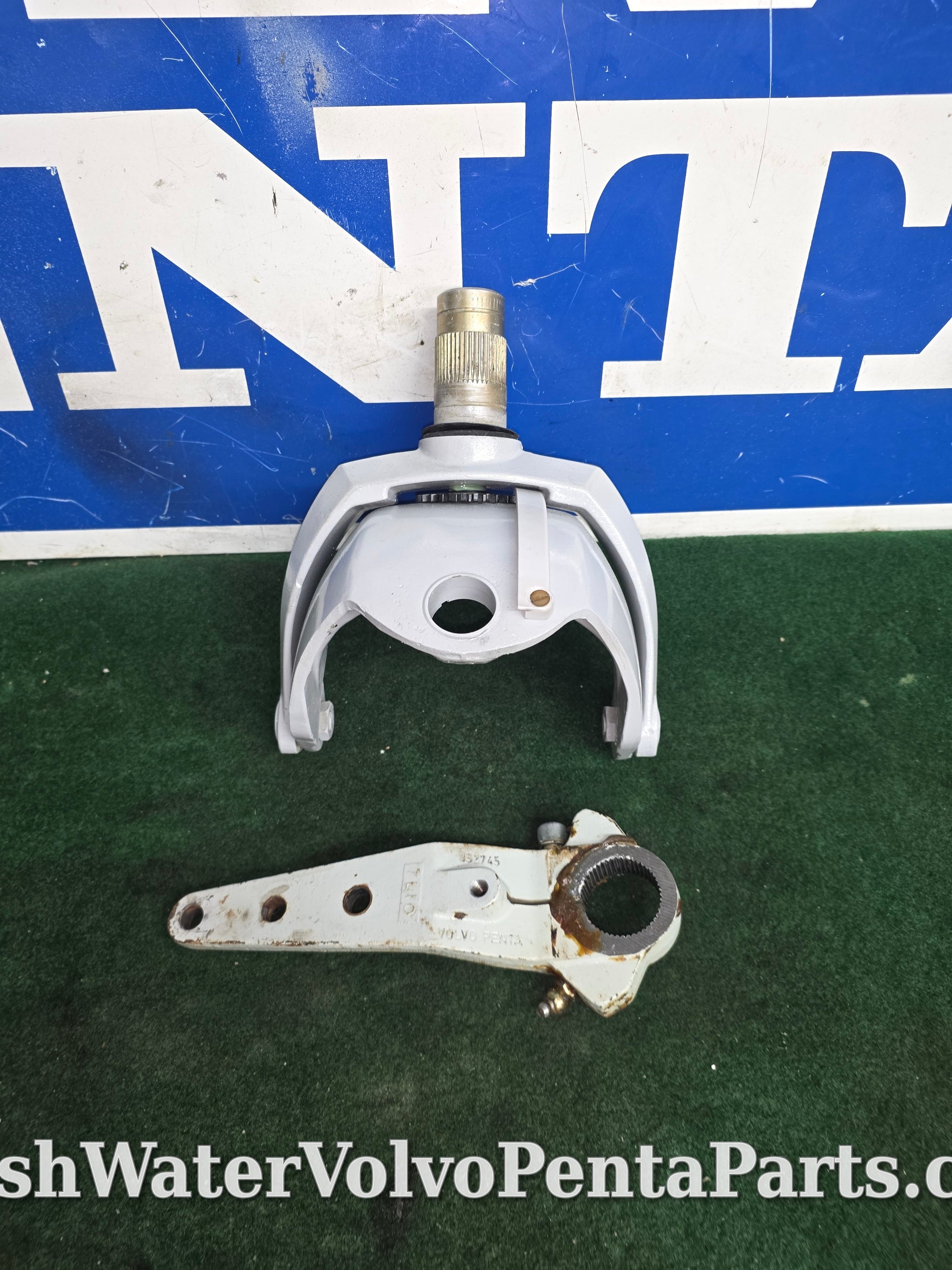 Volvo Penta 290 Dp-A Steering fork 852852  and helmet 852864 with tiller arm 852745